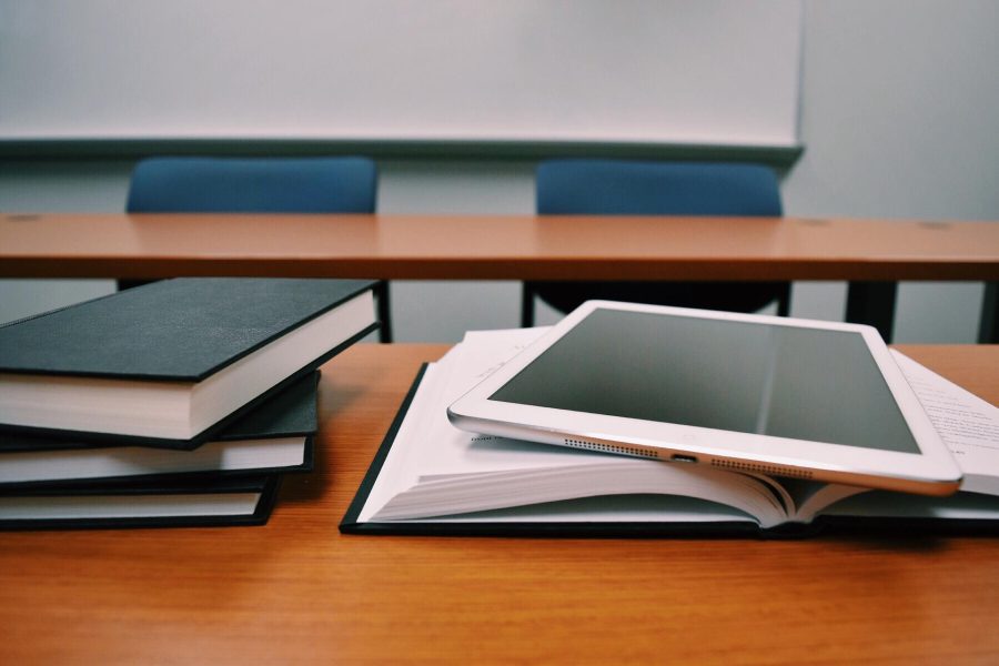 Tablet auf Schultisch