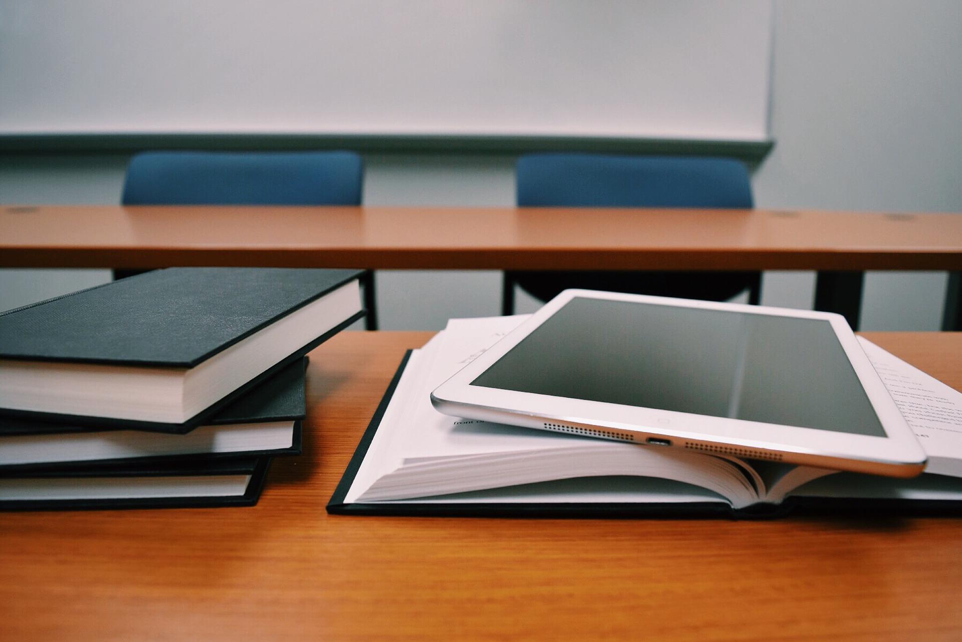 Tablet auf Schultisch